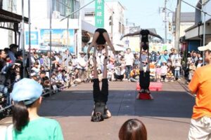 恒例の月潟大道芸フェスティバルに大勢の人出
