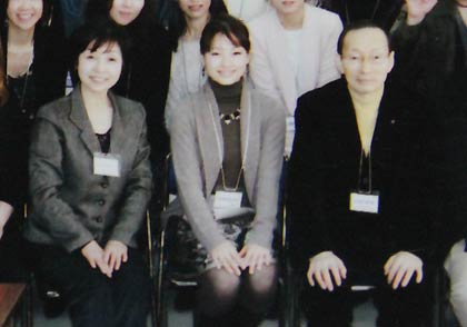 ことし3月のさゆりバレエスクールの5周年記念パーティーで家族3人で並んで記念撮影、左から由美子さん、さゆりさん、田村さん