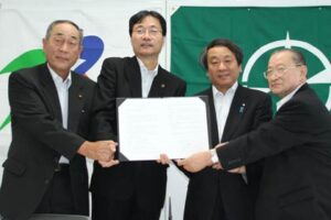 燕・弥彦地域定住自立圏形成協定調印式で調印書を囲んで左から斉藤燕市議会議長、鈴木燕市長、大谷弥彦村長、本間弥彦議会議長