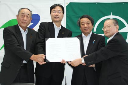 燕・弥彦地域定住自立圏形成協定調印式で調印書を囲んで左から斉藤燕市議会議長、鈴木燕市長、大谷弥彦村長、本間弥彦議会議長