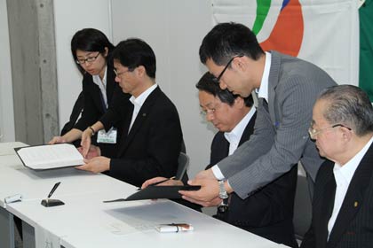 鈴木市長と大谷村長が調印