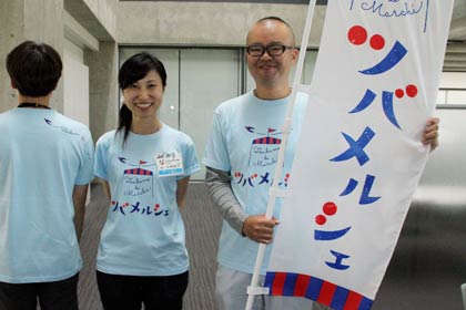 燕青空即売会と同時開催のツバメルシェの新しいロゴをデザインしたTシャツやのぼり旗