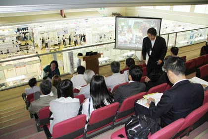出展社プレゼンテーションは会場のスペースが足りないので多目的大ホール2階席で