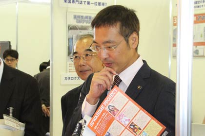 会場内を回る燕三条地場産業振興センター理事長の国定三条市長