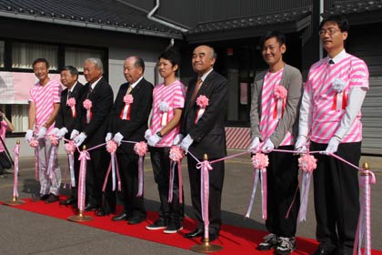 2日、三条鍛冶道場で行われた「燕三条　工場の祭典」のオープニングセレモニー