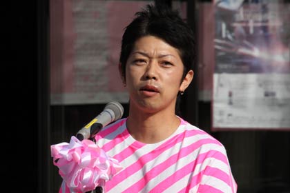 あいさつする日野浦実行委員長