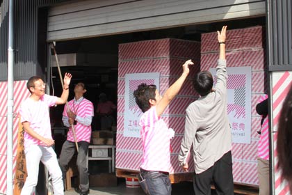  「開け、工場！」と声をあわせて三条鍛冶道場のシャッターを開ける