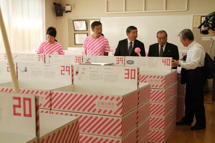 三条鍛冶道場の館内で参加企業のオフィシャルグッズを展示、販売