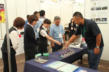 2日の「燕三条ものづくりメッセ 2014」のようす