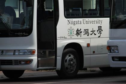学生に無料で燕三条地場産業振興センターまで運行された新潟大学のバス