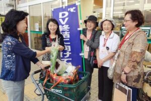 三条市・ウオロク興野店前で「ドメスティック・バイオレンス終結に向けての街頭キャンペーン」を行う国際ソロプチミスト新潟-茜の会員