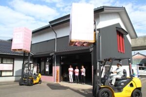 グッデザイン賞を受けた2日開幕した「燕三条　工場の祭典」のオープニングセレモニー