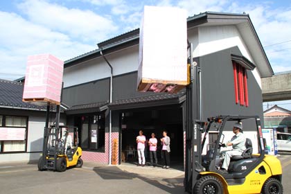 グッデザイン賞を受けた2日開幕した「燕三条　工場の祭典」のオープニングセレモニー