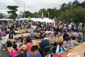 3.3万人の人出だった4日のグルメイベント「国際ご当地グルメグランプリ2014 in 弥彦」