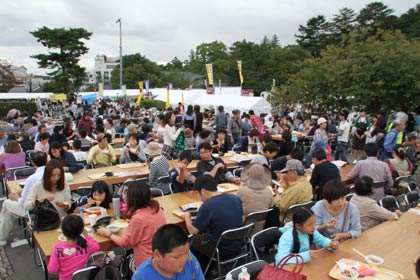 3.3万人の人出だった4日のグルメイベント「国際ご当地グルメグランプリ2014 in 弥彦」