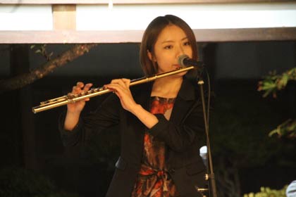 燕市PR大使の本宮宏美さんによるフルートのコンサート