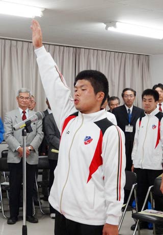 選手宣誓を行うウエイトリフティング少年男子、大倉柊真選手