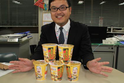 エースコックが発売した「うまさぎっしり新潟シリーズ」のひとつ「三条カレーラーメン」