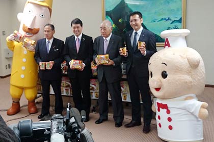 6日、県庁で開かれた「うまさぎっしりシリーズ」新商品記者発表会　※三条市提供写真