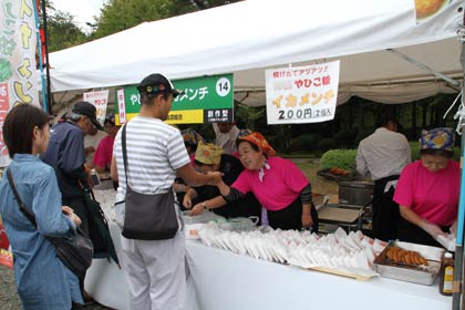  「国際ご当地グルメグランプリ in 弥彦」でグランプリとなった地元弥彦村の「やひこ娘イカメンチ」