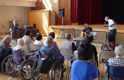 約40人が生中継を見学