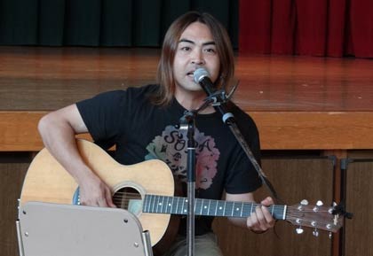 『福の歌～頑張っぺver.～』などを演奏するシンガーソングライターのaveさん