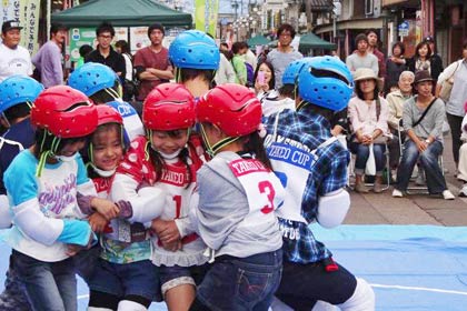 2012年の三条マルシェで行われた「美味暮まんじゅう大会 in 三条場所」が開かれ、