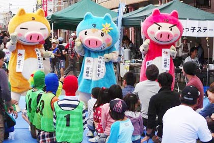  2012年の「美味暮まんじゅう大会 in 三条場所」で来条した、おしくらマン