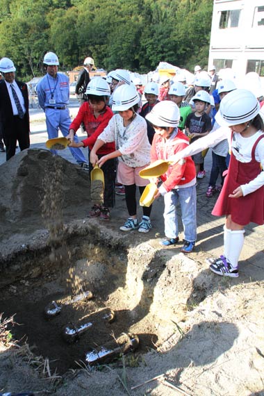 国道289号 八十里越の早期開通の願いを込めて八十里越の8号トンネル新潟側杭口に三条市と只見町の小学校3、4年生がタイムカプセルを埋設
