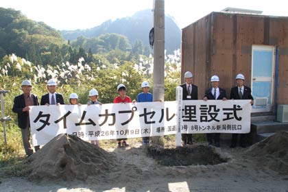 タイムカプセルを埋めた場所で記念写真