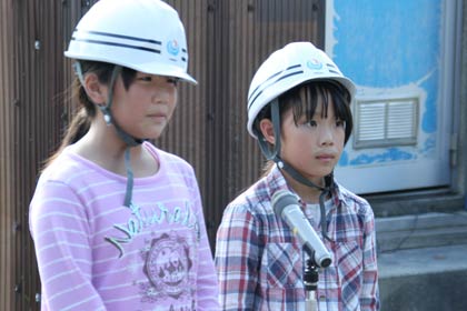  森町小4年の渡辺世梨さんと大竹歩花さん