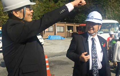 タイムカプセルの埋設式のあいさつで只見町の目黒吉久町長(右)と三条市の国定市長
