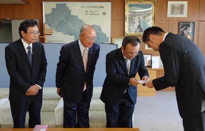 左から新潟県トラック協会三南支部の長谷川事務局長、渡辺副支部長、金子支部長、そして国定三条市長