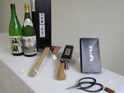  三条市が1日からスタートした「ふるさと三条応援寄附金」で寄付した人にプレゼントする特産品