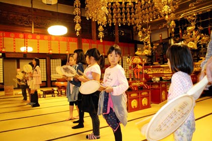 本成寺の御会式の逮夜に向けて毎晩、練習する本成寺万灯奉納会の小若連