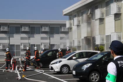  アパート裏側からも放水
