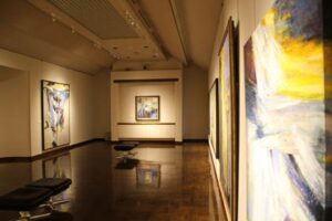 11月16日まで弥彦の丘美術館で開かれている藤田由明油彩画展「変動の兆し」