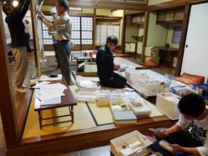 12、13日と「第25回切手まつり新潟県央2014」が開かれる三条市・丸井今井邸で展示作業