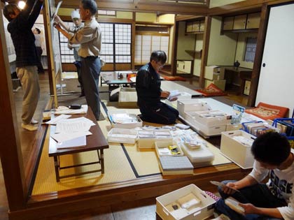  12、13日と「第25回切手まつり新潟県央2014」が開かれる三条市・丸井今井邸で展示作業