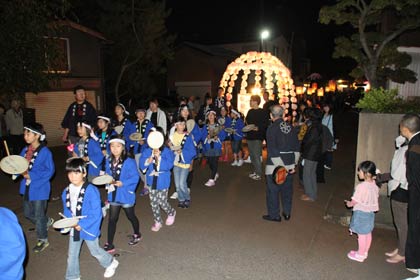 本成寺御会式の逮夜の万灯行列