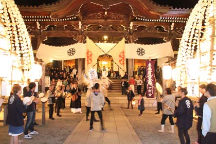 本堂前でまといを披露する一灯会