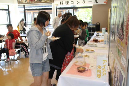  料理コンクールの応募作品の試食