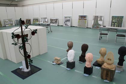 作品が搬入された第10回三条市美術展会場の三条市体育文化センター
