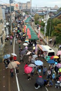 ことし最後の三条マルシェは台風接近中で雨傘も開いたが6.6万人の人出