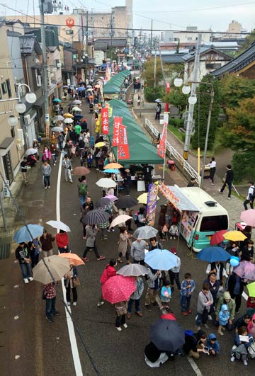 ことし最後の三条マルシェは台風接近中で雨傘も開いたが6.6万人の人出