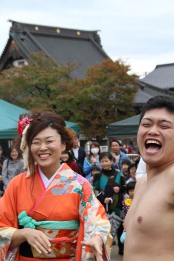  マルシェ婚で祝福された佐藤聖之さん、和奈さん夫婦
