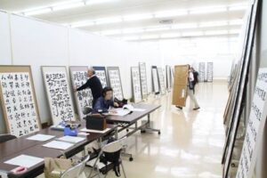 審査が終わって展示作業の始まった会場