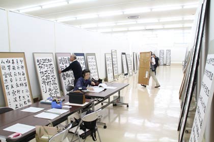審査が終わって展示作業の始まった会場