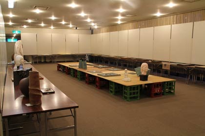  審査が終わった第9回燕市美術展覧会の会場