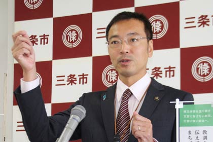 定例記者会見を行う国定市長